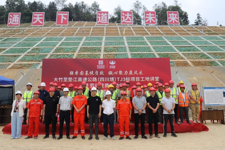 大墊項目聯(lián)合臨時黨支部工地講堂.jpg
