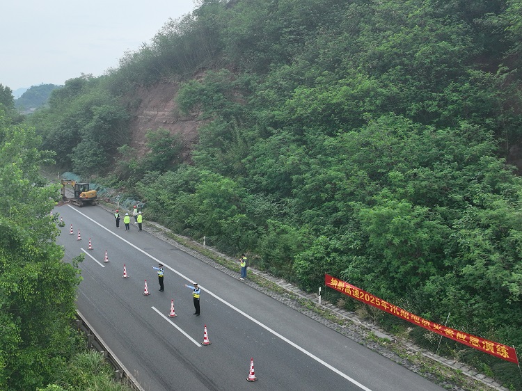 4.28納黔高速“一路三方”開(kāi)展2025年汛期地質(zhì)災(zāi)害應(yīng)急演練2.jpg