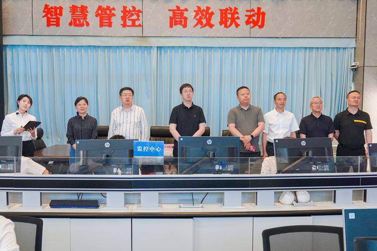 20250515交通基礎(chǔ)設(shè)施數(shù)字化轉(zhuǎn)型升級(jí)調(diào)研組一行到川西公司監(jiān)控中心調(diào)研指導(dǎo)工作_副本.jpg
