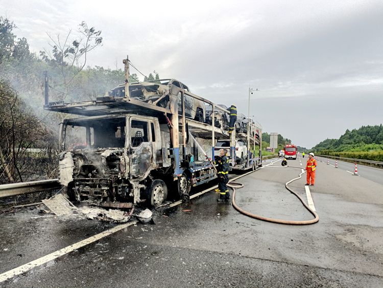 20250524渝蓉高速成功處置一起商品運(yùn)輸車(chē)自燃事故 (2)_副本.jpg