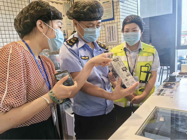 溫江區(qū)永寧鎮(zhèn)市場監(jiān)督管理所赴成都西服務(wù)區(qū)開展食品專項督導(dǎo)檢查2.png