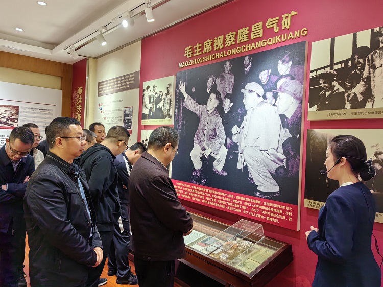 10.31南方公司瀘州管理處開(kāi)展支部結(jié)對(duì)共建主題黨日活動(dòng)  (3).jpg