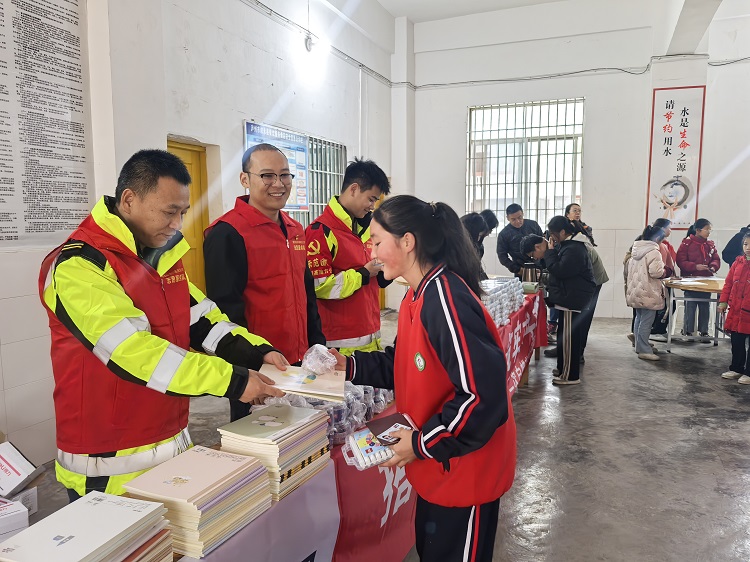 11.24南方公司敘永管理處黨支部再次攜手麥田教育基金會(huì)開(kāi)展愛(ài)心助學(xué)活動(dòng).3.jpg