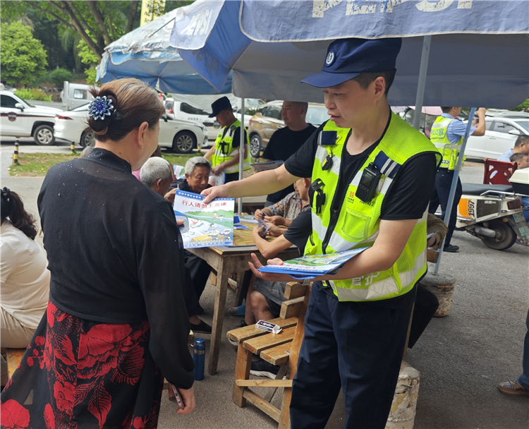 成南公司遂寧管理處聯(lián)合高速交警開展高速公路行車安全專項宣傳活動.jpg